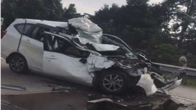 Mobil Cayla Putih kecelakaan di Tol Jagorawi