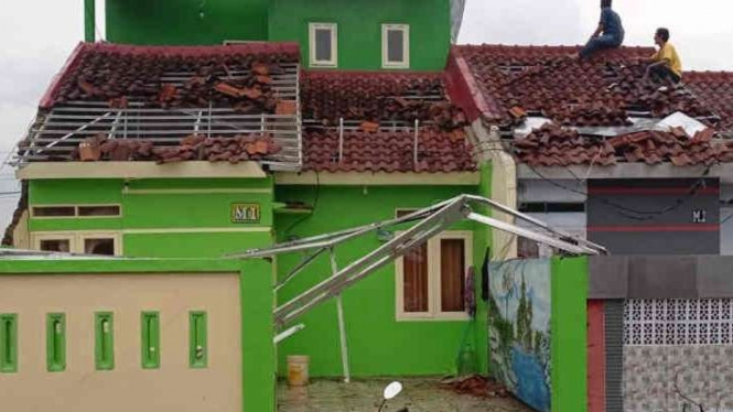  Atap rumah yang rusak akibat puting beliung di Kabupaten Cirebon, Jawa Barat.