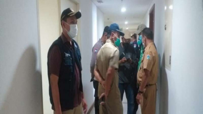 Petugas Pemprov Jakarta menjemput pasien Omicron di Green Bay Condominium, Pluit