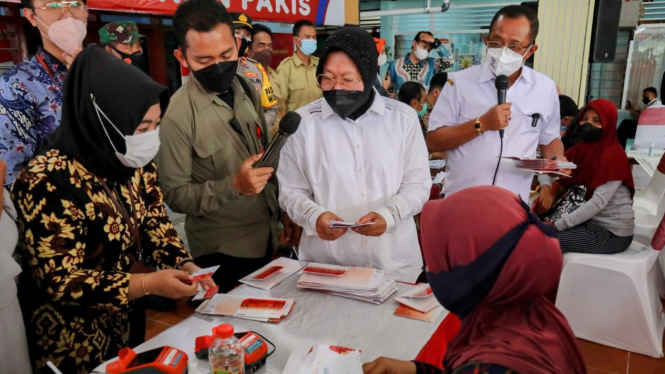 Mensos saat mengecek pencairan bansos di Kantor Kelurahan Pakis, Kecamatan Sawah Kota Surabaya (27/12).