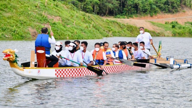 Presiden Joko Widodo menaiki perahu naga dan menyusuri Bendungan Ladongi.