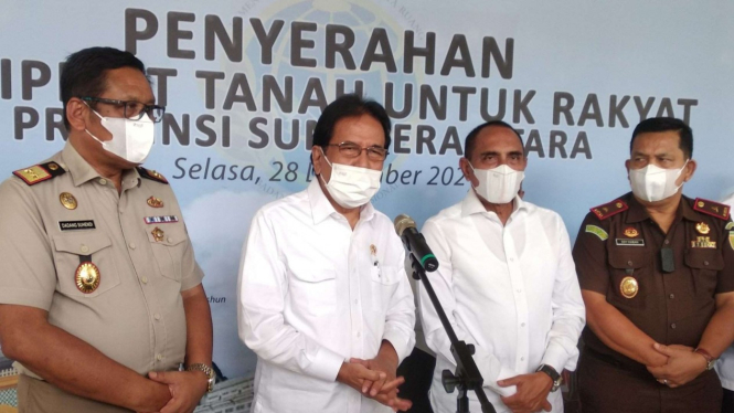 Menteri ATR/Kepala BPN Sofyan Djalil saat berikan sertifikat tanah rakyat.