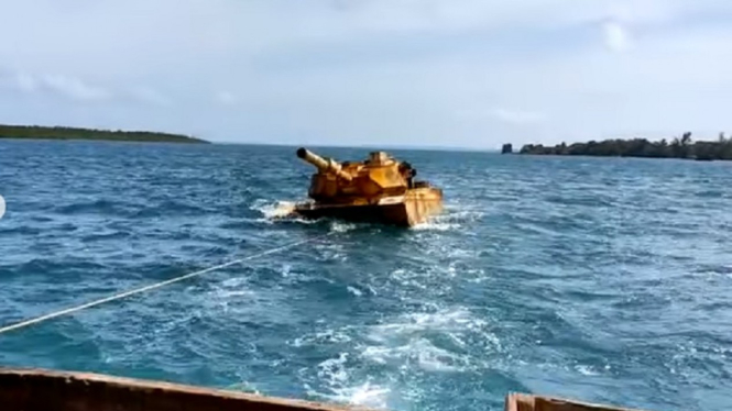 Benda misterius mirip tank (kendaraan tempur) ditemukan mengapung di Laut Natuna