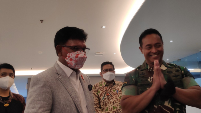 Menkominfo Johnny G Plate bersama Panglima TNI Jenderal Andika Perkasa.