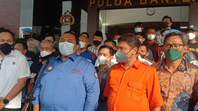 Presiden KSPSI Andi Gani (baju biru) dan Presiden KSPI Said Iqbal 