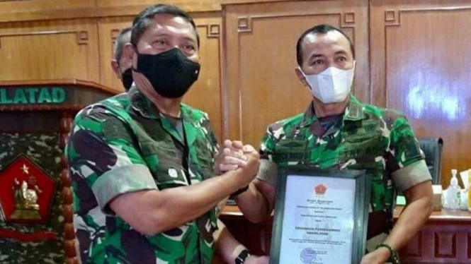 VIVA Militer: Letjen TNI A.M. Putranto (kiri) dan Mayjen TNI Totok Imam Santoso 