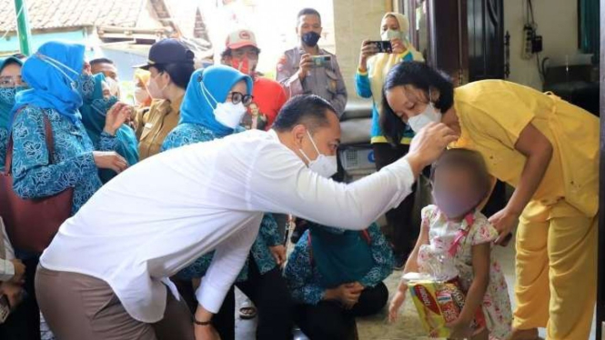 Arsip Foto. Wali Kota Surabaya Eri Cahyadi bersama Ketua Tim Penggerak PKK Kota Surabaya Rini Indriyani mengunjungi perkampungan warga untuk memberikan bantuan bagi anak yang mengalami stunting.