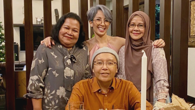 Pose Ari Lasso bersama istri dan kedua kakaknya di momen hari raya Natal 2021