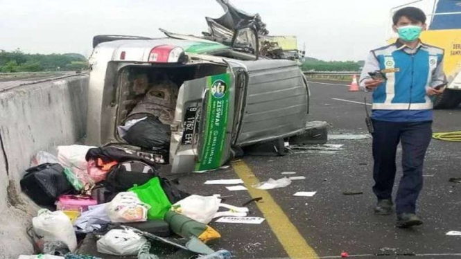 Mobil relawan erupsi Semeru kecelakaan di Tol Pasuruan, Jawa Timur