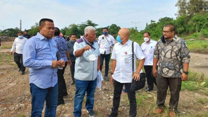 Gunung Kartiko dan Pandapotan Sinaga (tengah).