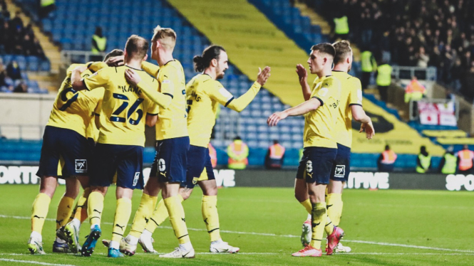 Pemain Oxford United merayakan gol