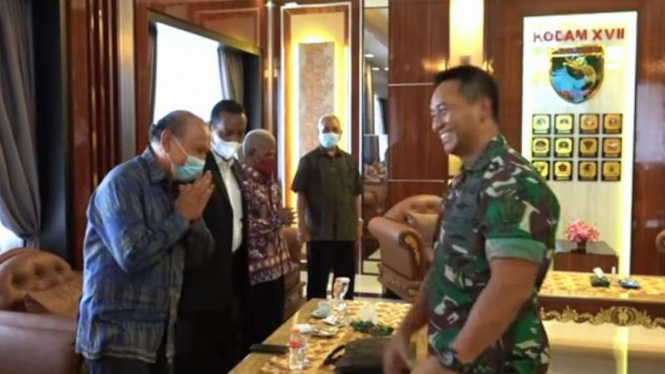 VIVA Militer: Panglima TNI Jenderal Andika ketika bertemu Pemuka Agama di Papua