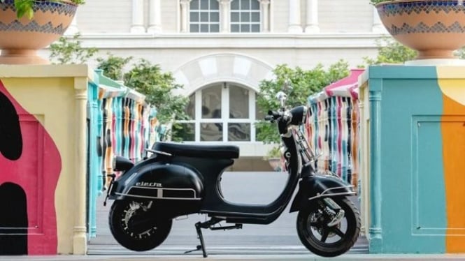 It looks like a Vespa, the price of this electric motorbike makes a surprise