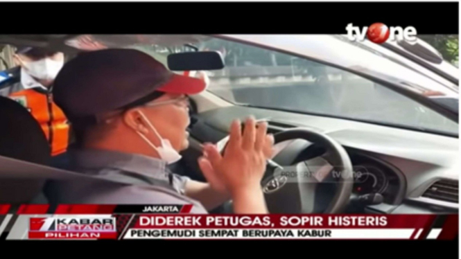 Seorang pengemudi taksi online menangis histeris saat rebutan kunci 