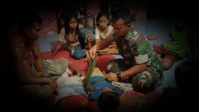VIVA Militer: Prajurit TNI Yonif 643/Wanarasakti obati pesepakbola cilik.