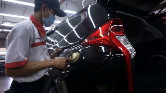Ilustrasi perawatan bodi mobil.