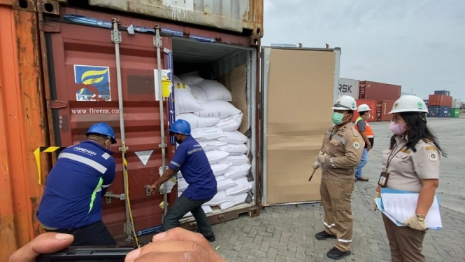 Kontainer berisi beras impor ilegal yang disita balai karantina Tanjung Priok