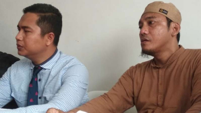 Khoiruddin Aritonang (kanan) saat didampingi kuasa hukumnya.