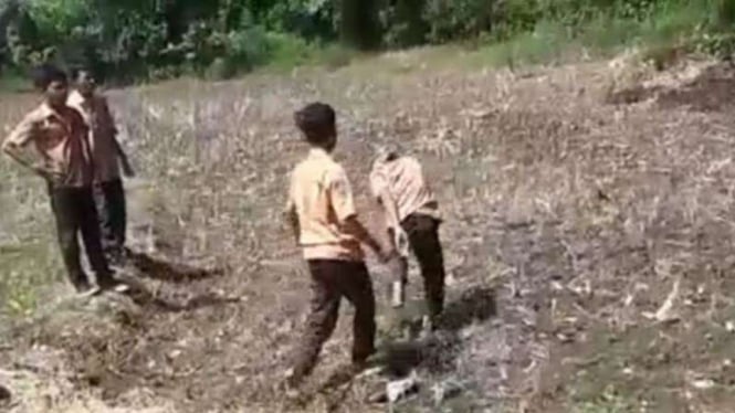 Pelajar SMP terlibat perkelahian di area sawah.