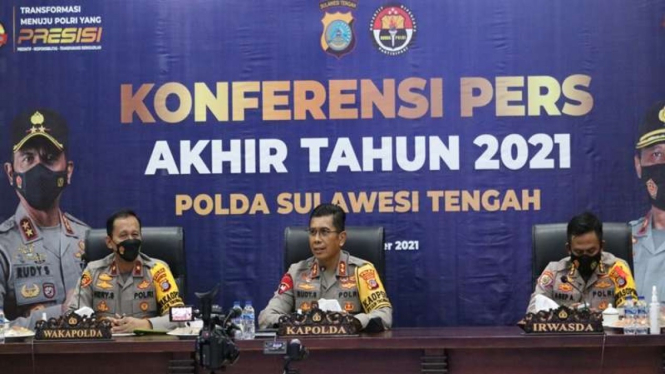 Kapolda Sulawesi Tengah Irjen Pol Rudy Sufahriadi (tengah)