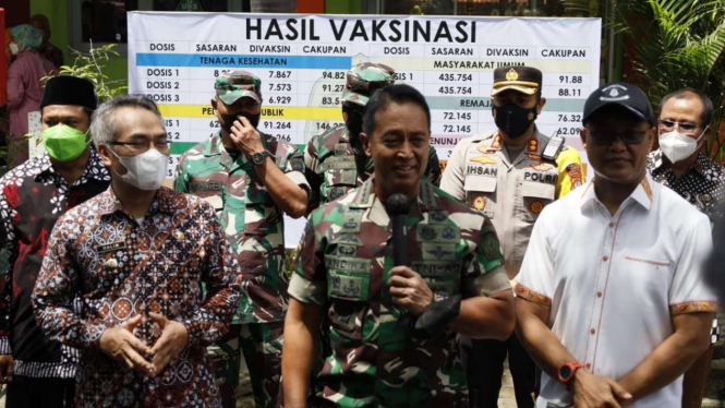 Panglima TNI Jenderal Andika Perkasa saat meninjau vaksinasi anak di Bantul.