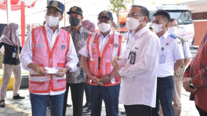 Menteri Perhubungan Budi Karya Sumadi saat mengunjungi PT INKA di Madiun.