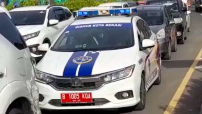 Mobil Dishub Kota Bekasi ditilang polisi karena melawan arus di Puncak, Bogor.