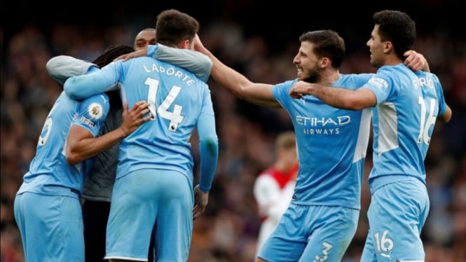 Para pemain Manchester City rayakan gol. 