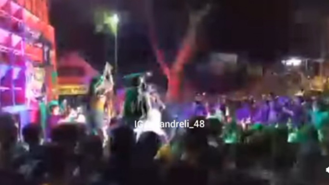 Viral Panggung Dangdutan Roboh saat Penonton Asyik Berjoget