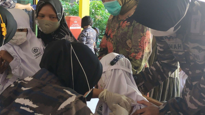 VIVA Militer: Prajurit Kowal TNI AL gelar serbuan vaksinasi untuk anak-anak SD