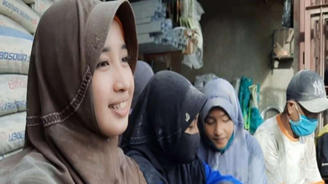 Nur Aini, mahasiswi yang viral menjadi buruh angkut semen di Pinrang