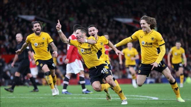 Para pemain Wolverhampton merayakan gol ke gawang MU. 