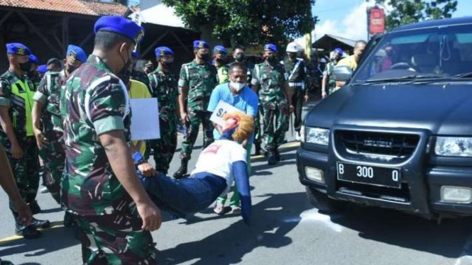 Prajurit TNI yang menjadi tersangka penabrakan dua warga sipil mengikuti rekonstruksi perkara di Nagreg, Bandung, Jawa Barat, Senin, 3 Januari 2022.