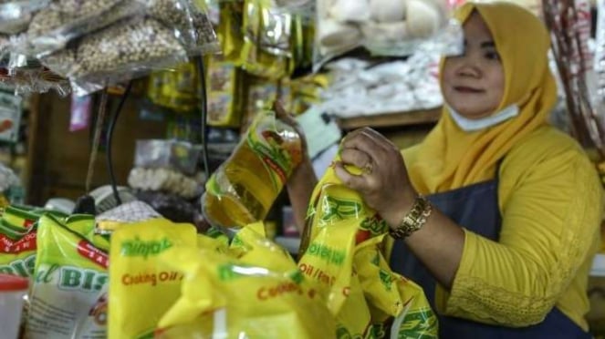 Pedagang pasar tradisional menunjukan dagangan minyak goreng (Foto ilustrasi).