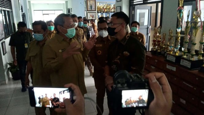 Wakil Gubernur Banten Andika Hazrumy tinjau PTM di Tangerang Selatan.