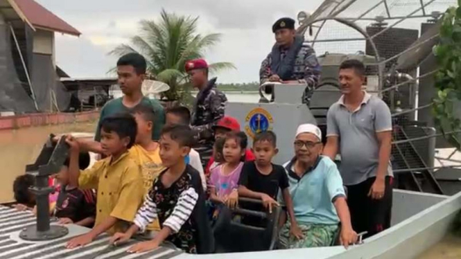 VIVA Militer: Lanal Lhokseumawe kerahkan Swamboat untuk hibur korban banjir Aceh