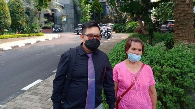 Pengacara dan kakak korban mafia tanah mendatangi Polda Metro Jaya