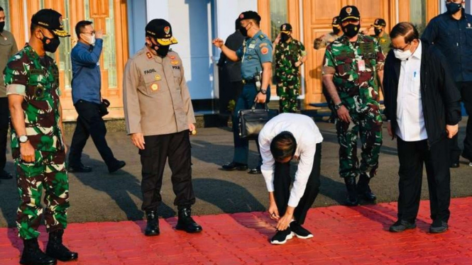 Presiden Jokowi Saat Mengencangkan Tali Sepatunya Sebelum Kunker ke Jateng