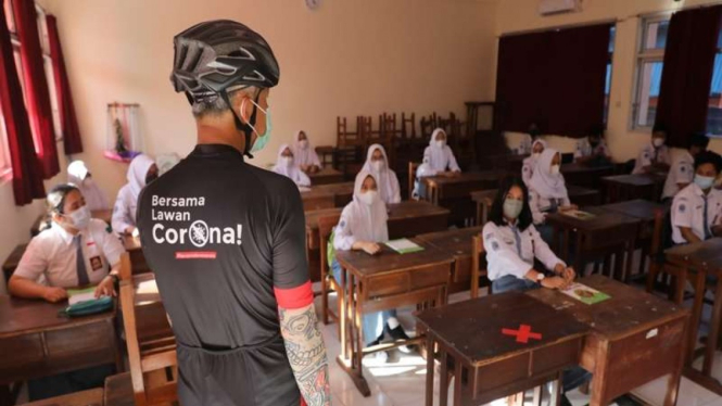 Gubernur Jawa Tengah Ganjar Pranowo meninjau Pembelajaran Tatap Muka (PTM)