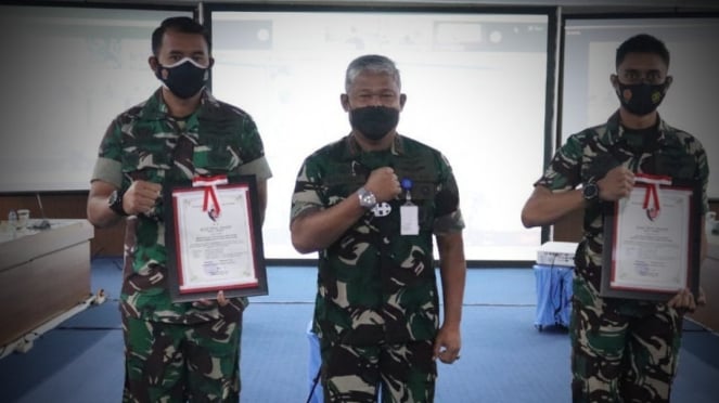 VIVA Militer: Panglima Koopsau II dan dua prajurit TNI penyelamat pesawat.