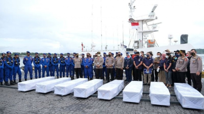 Delapan jenazah WNI yang merupakan korban kapal karam di Perairan Johor dipulangkan ke Tanah Air.