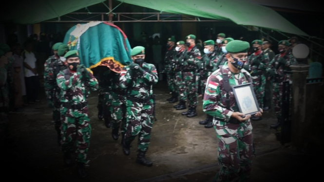 VIVA Militer: Prosesi pemakaman Sertu Maura