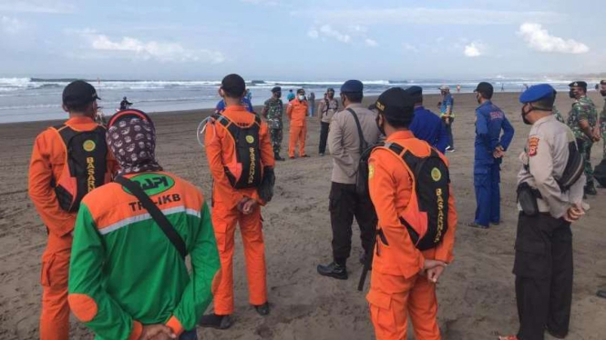 Tim SAR gabungan mencari wisatawan yang tenggelam di Pantai Pangandaran.