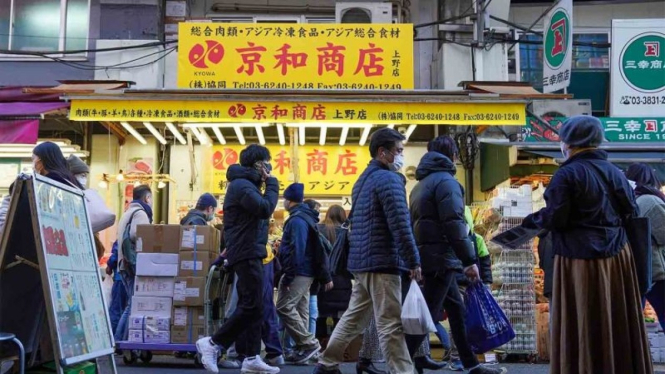 Orang-orang berbelanja di sepanjang jalan Pasar Ameyoko.