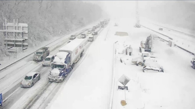 Ratusan pengendara mobil terjebak dalam suhu di bawah titik beku di tengah badai salju di jalan raya antarnegara bagian Virginia, AS.