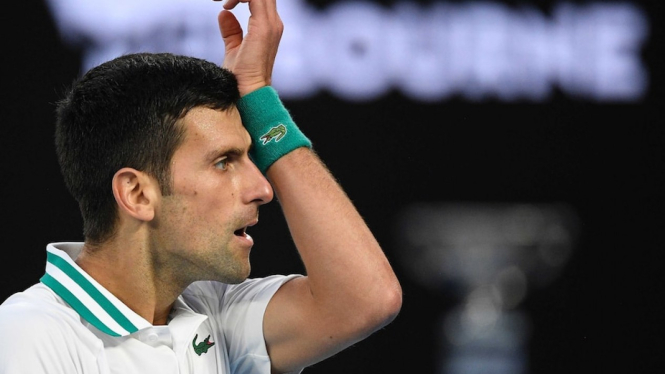 Novak Djokovic memiliki visa masuk yang dibatalkan di perbatasan saat tiba di Melbourne. (AP: Andy Brownbill)