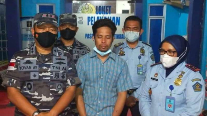 VIVA Militer: Anggota TNI AL Lanal Tarempa tolong pria korban kecelakaan laut