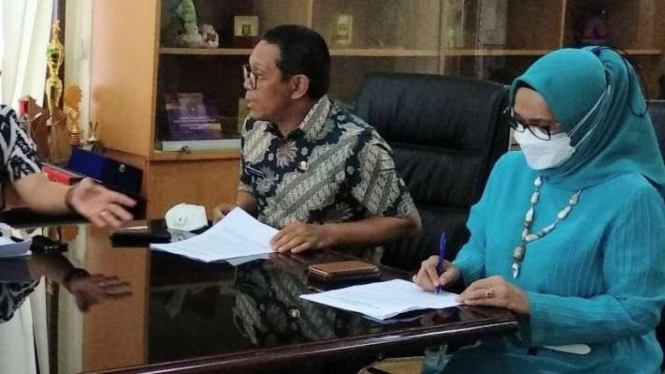 Komite Daerah Penanggulangan dan Pengkajian Kejadian Ikutan Pasca-Imunisasi (PP KIPI) Sulawesi Selatan dr Martira Maddeppungeng SpA (K) menyampaikan keterangan pers tentang kronologi kejadian kematian dua warga Bone di Makassar, Kamis, 6 Januari 2022.