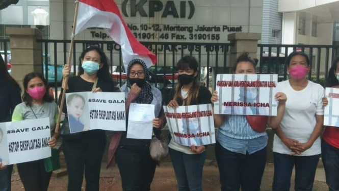 Ibu-ibu demo hentikan eksploitasi Gala di KPAI.