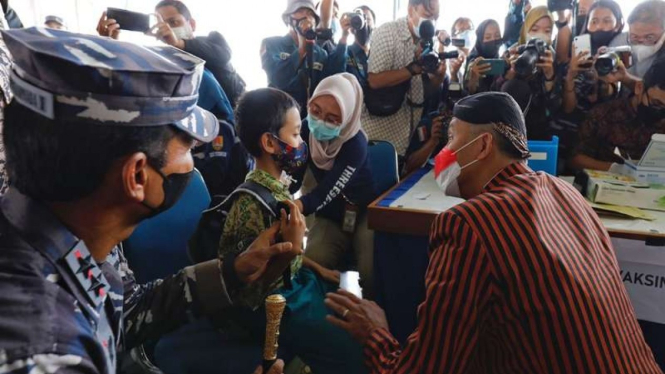 Gubernur Jateng Ganjar Pranowo meninjau vaksinasi anak di kapal perang